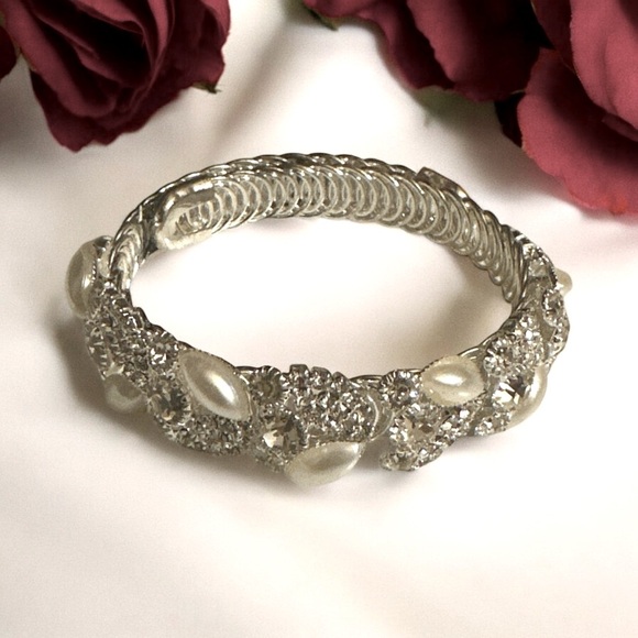 Vintage-Style Pearl & Crystal Stretch Bracelet - Picture 2 of 5